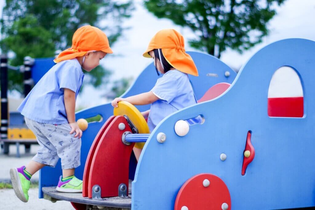 園庭であそぶ子供たち